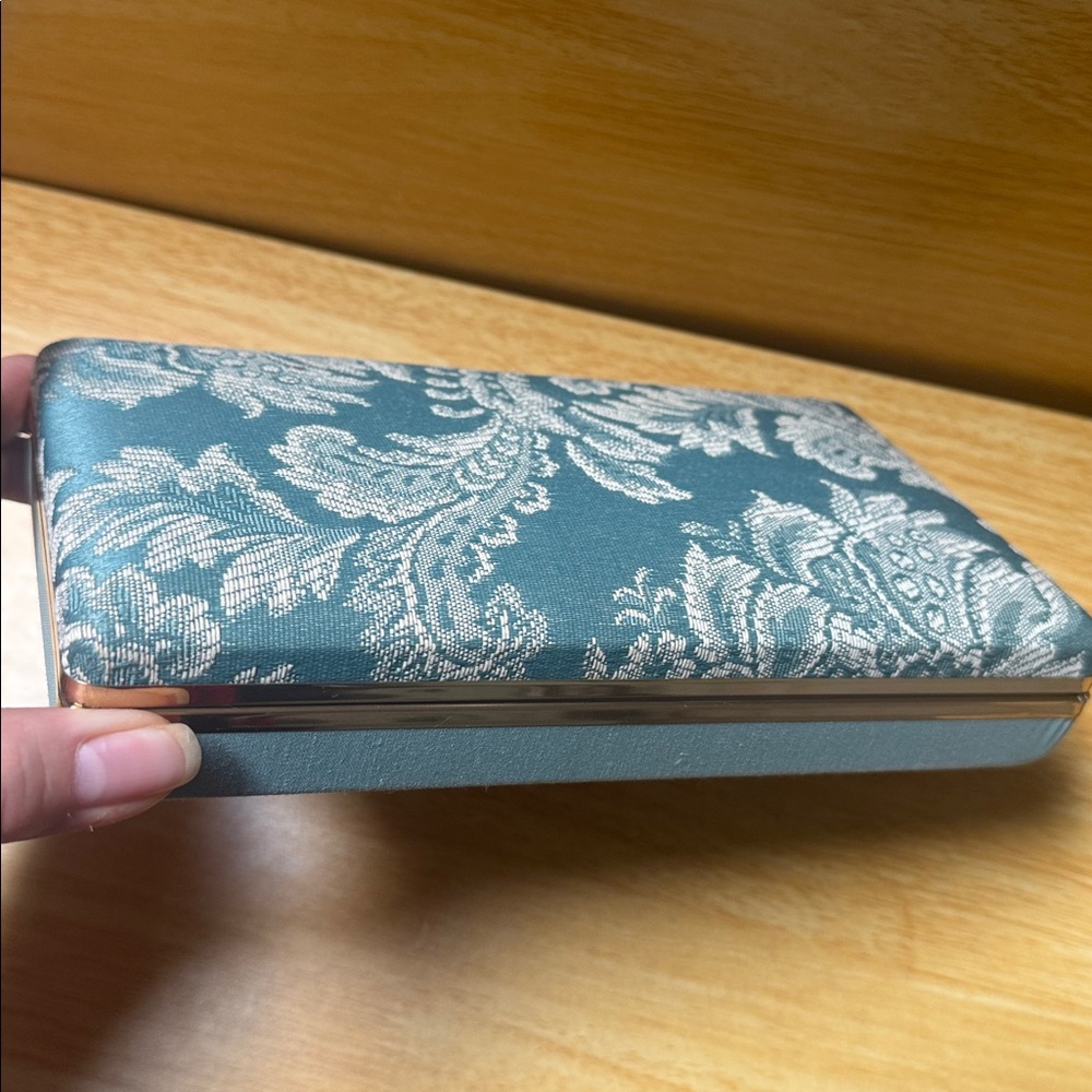Vintage Travel Clamshell jewelry box with mirror 💍🩵 - Picture 13 of 17